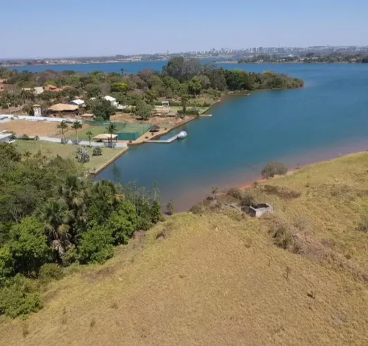 LOTE DE 6.500M² BEIRA LAGO - LAGO NORTE