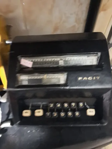 Antiga calculadora Facit. Fabricado na Suíça nas décadas de 50/60