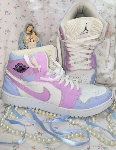 Tênis SIMILAR Air Jordan roxo branco e rosa (usado)