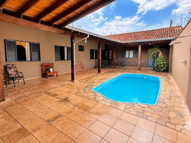 Casa com Suíte, Closet e Piscina