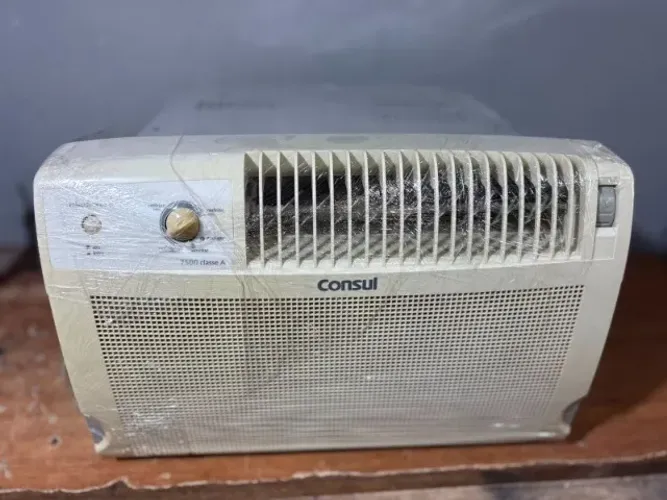 Ar Condicionado Consul 7500 BTUs Classe A Janela 127V - R$ 900