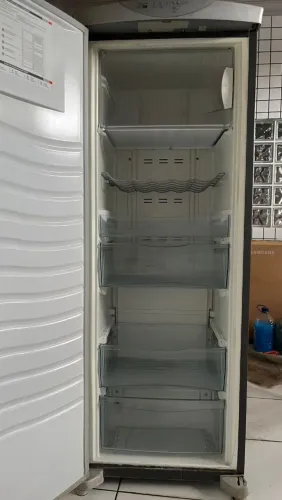 Freezer vertical Brastemp em excelente estado deixo no local