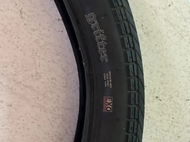 Pneu MAXXIS Grifter 20/2.30 de Kevlar (sem arame)