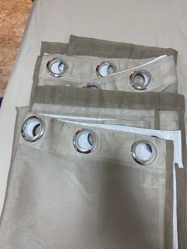 Vendo duas cortinas e um varão , estão novas 