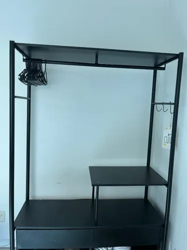 Guarda-Roupa Aberto Preto c/ Cabideiro, Gaveta e Prateleiras - Excelente Estado