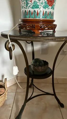 mesa lateral antiga portuguesa - ferro fundido e tampos de cristal