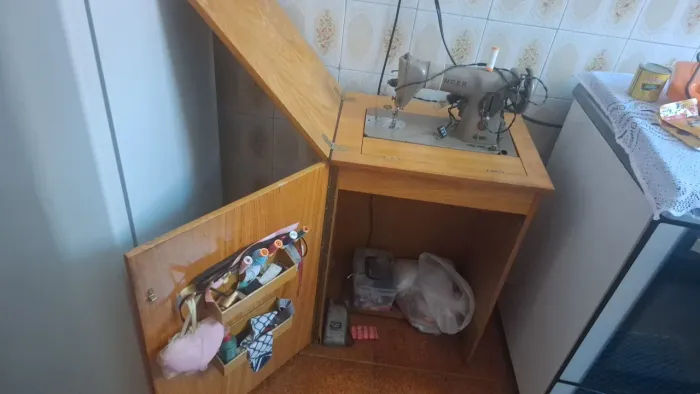 VENDO MÁQUINA DE CUSTURA SINGER RETA