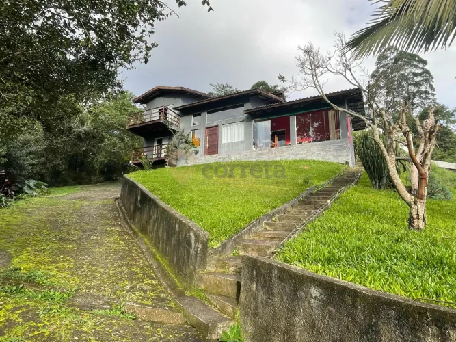 Duas casas em condomínio fechado, com linda vista e amplo terreno.