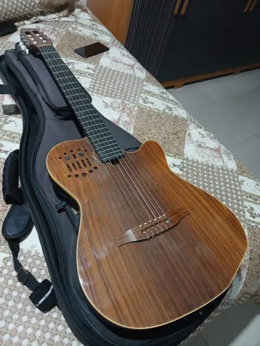 Violão Godim + Gr 20 Roland vendo separado.
