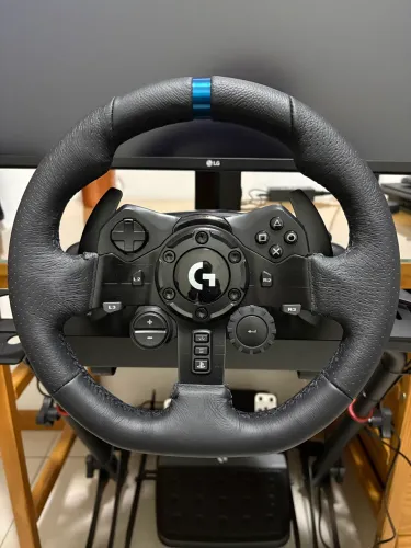 Volante + pedal Logitech G923 Usados para PS4, PS5 e PC