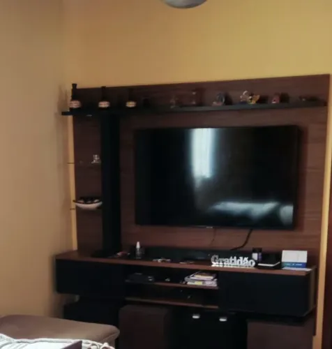 PAINEL PARA TV DE ATÉ 60? COM PORTAS E PRATELEIRAS DE VIDRO