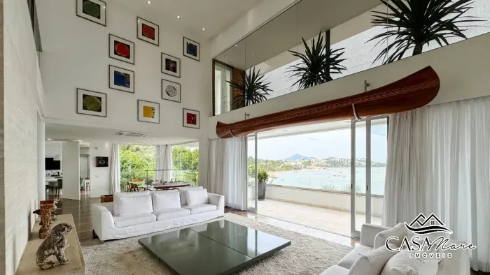 Casa à venda com três níveis e vista permanente para o mar em Cacupé