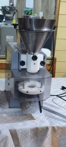 Máquina modeladora de salgados