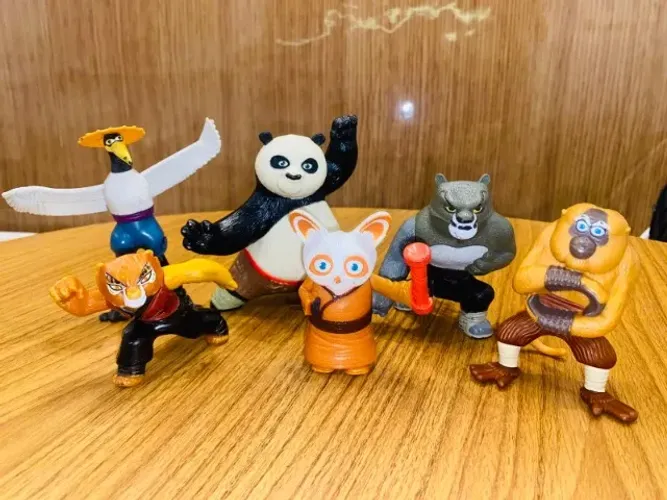 Vendo bonecos colecionáveis Kung Fu Panda e Shrek