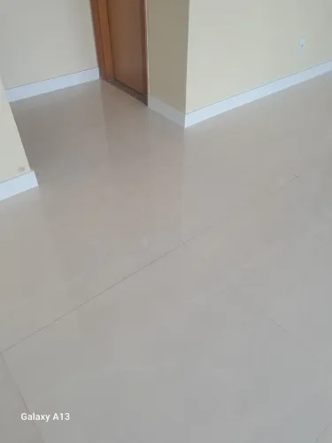 Pedreiro de acabamento em porcelanato e cerâmica pedras