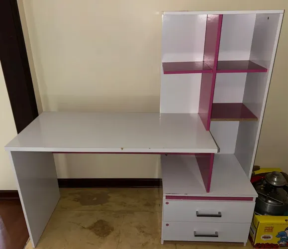 Escrivaninha 2 Gavetas Com Prateleiras Poli Branco / Rosa