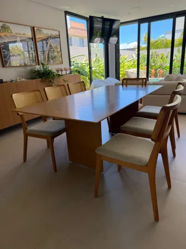 Mesa de jantar com cadeiras