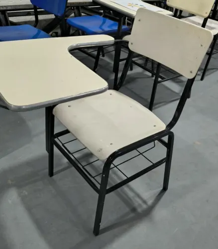 Cadeiras Escolares Universitárias com Prancheta - R$ 50 cada