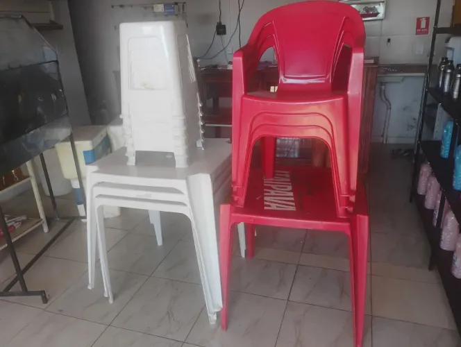 Mesas, cadeiras, banquetas