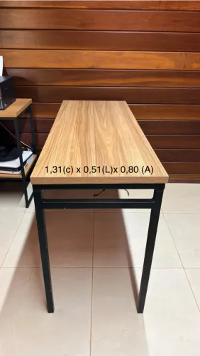 Mesa de escritorio em madeira estrutura de ferro