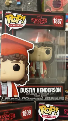 Funko Pop Dustin Stranger Things formatura