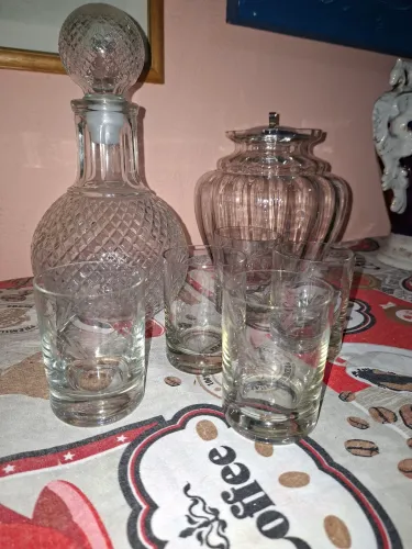 Vendo Jogo de jantar - Jogo de Chá - garrafa decorada para licor com 5 copos- 2 Sopeiras