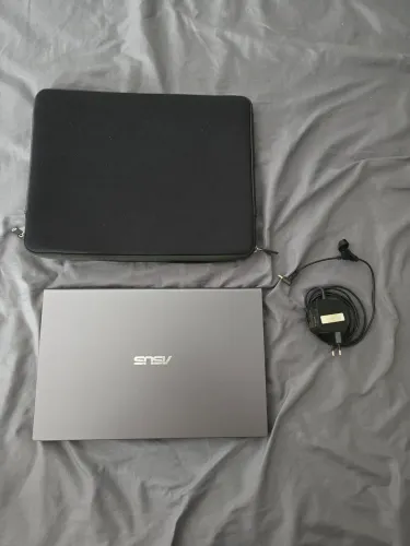 Notebook Asus X515DA ,AMD Ryzen 5, 8 GB de memória RAM e um SSD de armazenamento.