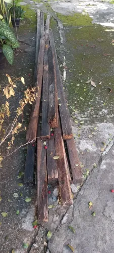 8 Caibros de tamanhos variados, sendo dois deles de 5 metros.