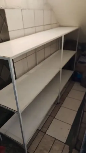 Vendo uma prateleira de ferro, medindo 1,20 de altura e 2,00 m de largura.