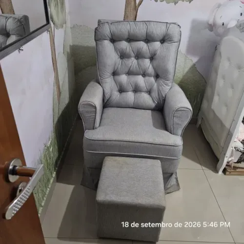 Poltrona Amamentação com Puff