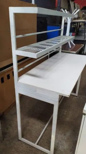 Mesa com estrutura de ferro - usada