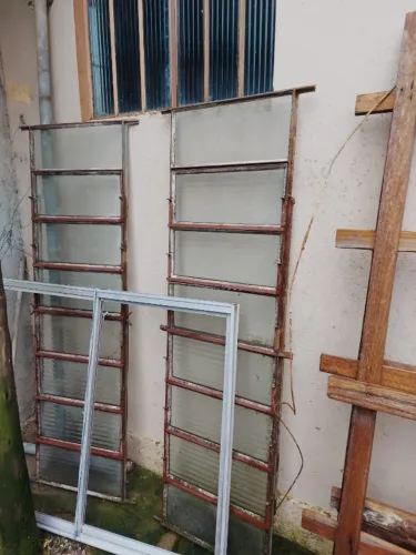 2 Janelas basculante com vidro canelado e 1 sem vidro, abertura de correr.