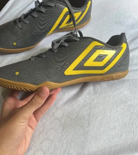 Chuteira futsal umbro cinza 