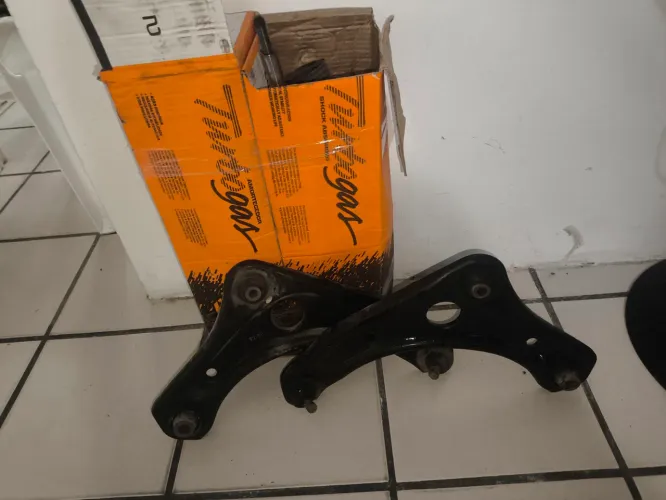 Amortecedores dianteiro e bandejas originais Nissan Versa 2018
