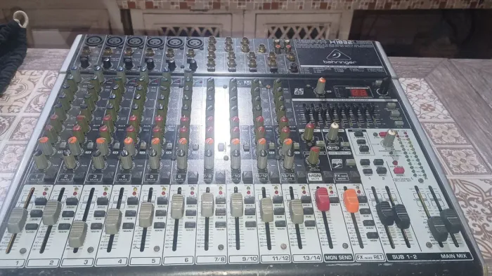 mesa de som Behringer está ligando,mas precisa de reparo,para conserto , retirada peças
