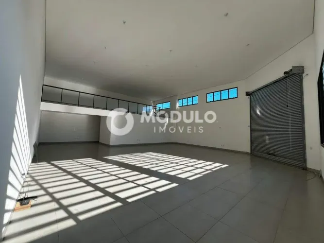 Galpão comercial disponível para locação no bairro Laranjeiras.