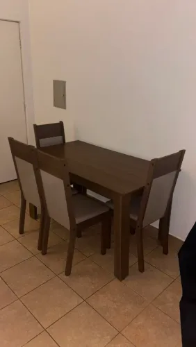 Mesa com 4 cadeiras