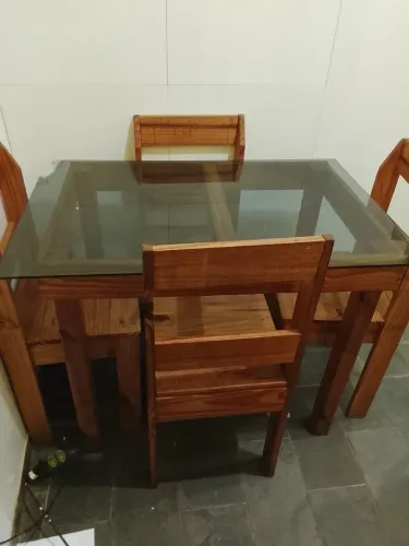 Mesa quatro cadeiras pura madeira tampa de vidro 