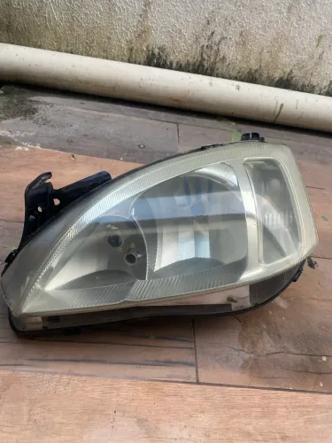 Farol de corsa frente montana , lado motorista, acompanha lampada super branca