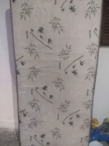 Cama de solteiro em bom estado de conservação 