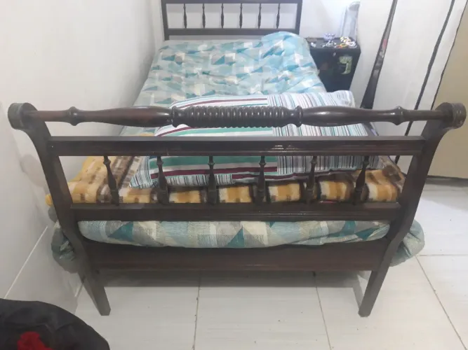 Cama de madeira solteiro 