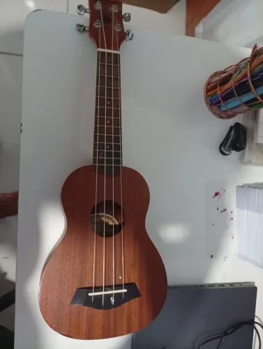 Vendo Ukulele marca Tagima ,com pequeno defeito
