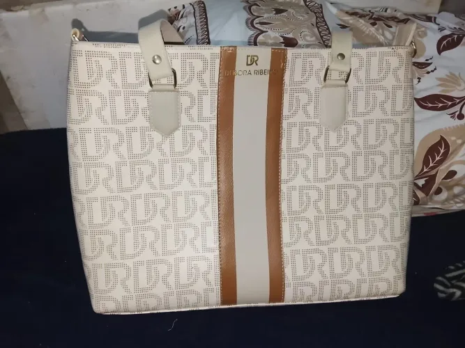 Vendo uma bolsa de marca..meu watsapp e *