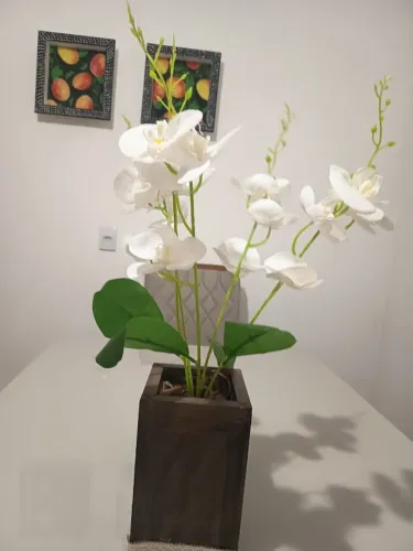 Arranjo Decorativo de Orquídeas Brancas Artificiais com Vaso de Madeira