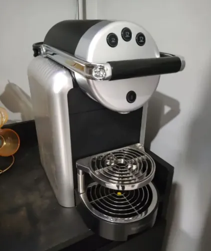 Vendo Cafeteira Profissional Nespresso Zenius Profissional Nova na Caixa