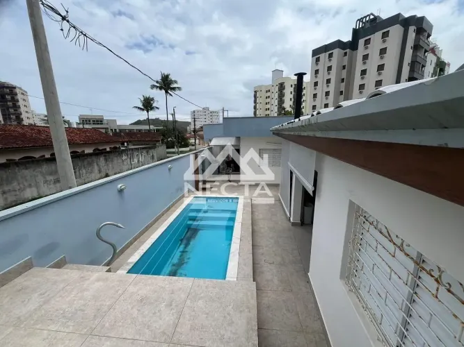 Casa à venda próxima à praia com 3 dormitórios, piscina e área gourmet Caraguatatuba/SP
