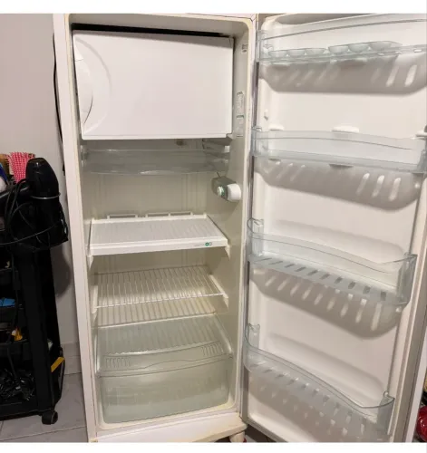 Geladeira semi nova 
