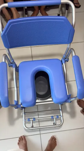 Cadeira de banho com aparadeira 