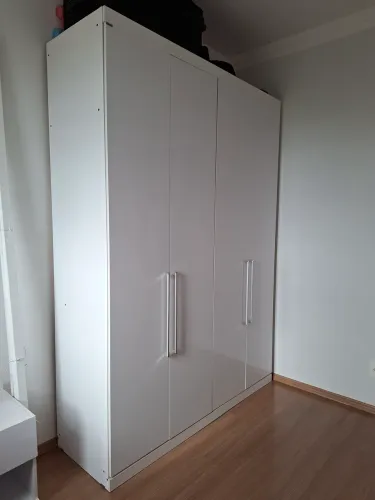 Guarda roupa 4 portas Bartira e criado mudo
