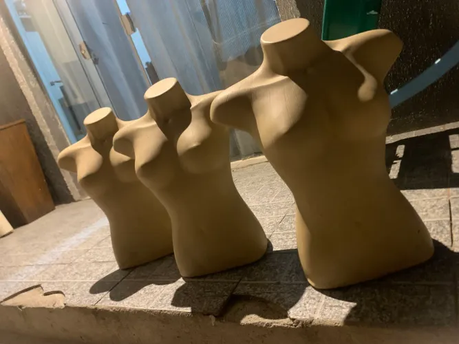 Manequim meio busto feminino 